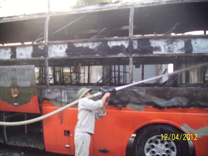 Tuy nhiên do ngọn lửa bùng nhanh nên chiếc xe đã bị thiêu rụi hoàn toàn chiếc xe