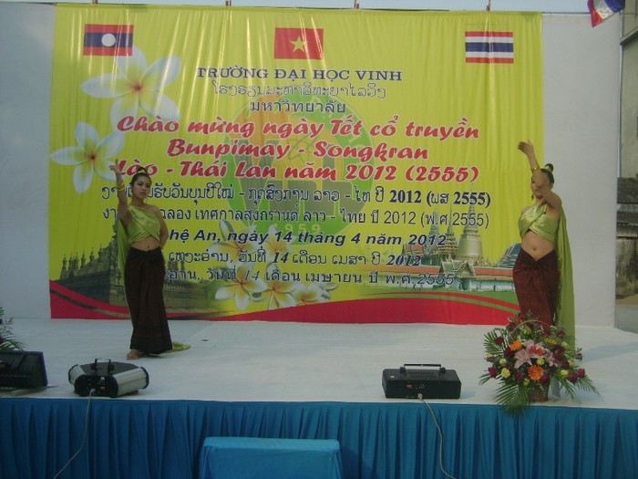 Các Lưu học sinh Thái Lan đang thể hiện bài múa Lăm Bài Sĩ trong buổi lễ chúc mừng năm mới