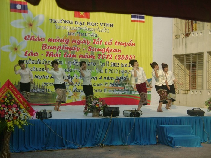 Các lưu học sinh Lào cũng đã thể hiện điệu múa Lăm phuôn truyền thống