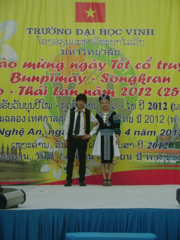 Sau màn văn Nghệ là phần trình diễn các bộ đồ truyền thống của dân tộc Lào và Thái Lan