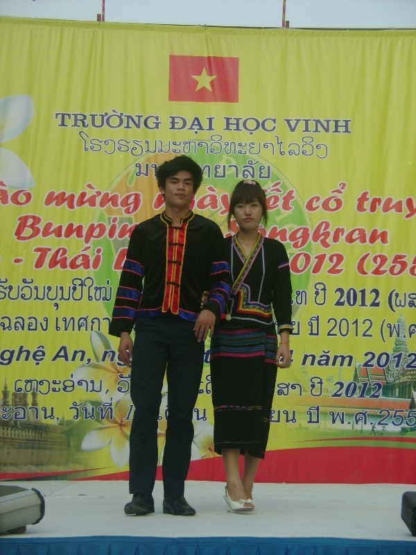 Những chàng trai cô gái Lào duyên dáng trong những bộ trang phục truyền thống