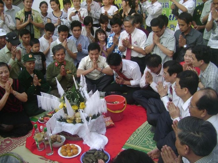 Làm lễ cột chỉ tay để chúc phúc cho nhau ngày tết đầu năm. Đây cũng chính là nghi lễ chính trong ngày tết cổ truyền của người Lào và thái Lan