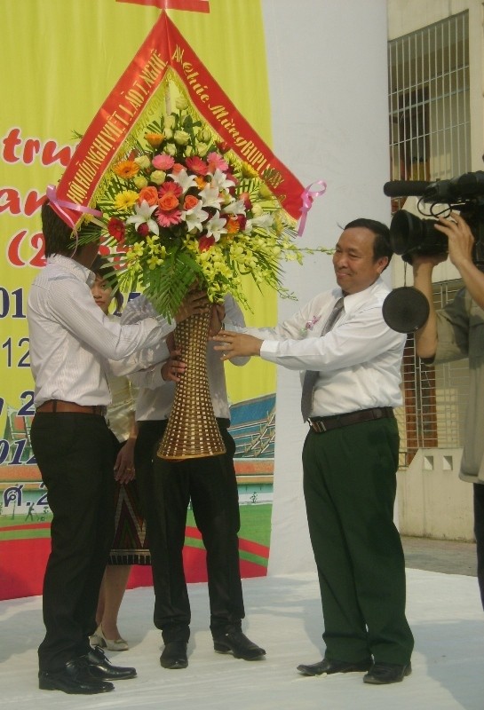 Đại diện hội hữu nghị Việt - Lào tặng lãng hoa chúc mừng đến các lưu học sinh Lào và Thái Lan. Hiện tại trường Đại học Vinh đang có 268 Lưu học sinh Lào và 21 lưu học sinh Thái Lan đang theo học nhiều lĩnh vực khác nhau