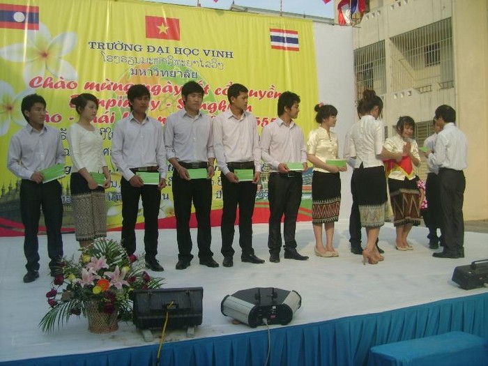 Trao các suất học bổng cho những lưu học sinh Lào và Thái Lan có thành tích học tập xuất sắc