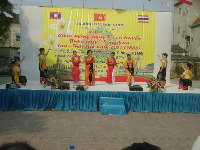 Hội người cao tuổi TP Vinh, Nghệ An cũng đã thể hiện màn múa để chúc mừng năm mới đến các lưu học sinh Lào và Thái Lan