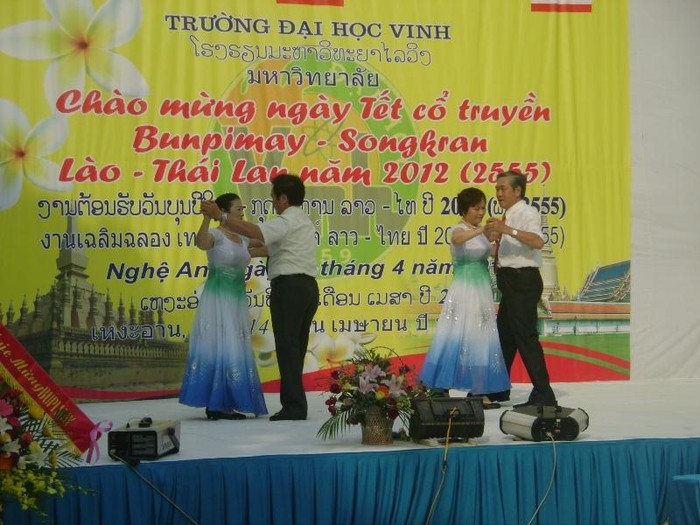 Hội hữu nghị Việt -Nga cũng góp vui bằng một tiết mục nhảy Tango sôi động