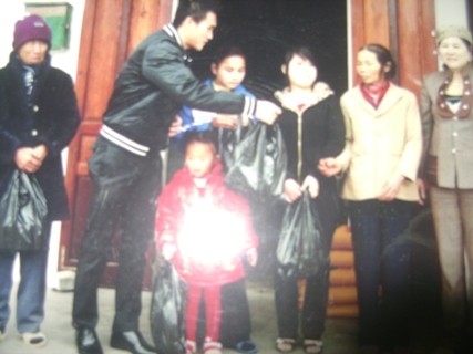 Công Vinh cùng mẹ trong một lần tặng quà cho một gia đình hộ nghèo ở quê (ảnh do gia đình cung cấp)