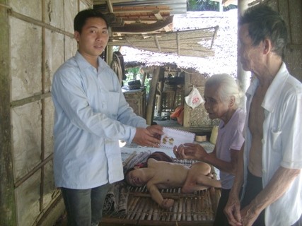 Phóng viên báo Giáo dục Việt Nam trao số quà bạn đọc ủng hộ qua quỹ Tấm lòng Việt Nam tới hai cụ già hơn 80 tuổi nuôi con tật nguyền