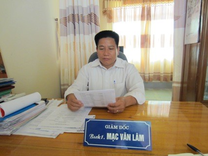 Ông Mạc Văn Lâm - Giám đốc Trung tâm y tế dự phòng huyện Quế Phong đang kiểm lại danh sách dài dằng dặc số người nhiễm HIV/AID.