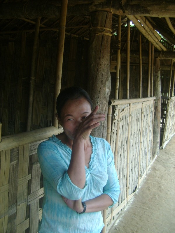 Cô giáo Nguyễn Thị Trâm - người đã dạy học ở đây 7 năm đã nhỏ những giọt nước mắt khi nhìn những khốn khó của học sinh nơi đây