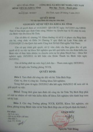 Quyết định tạm đình chỉ công tác bà Hợp của Giám đốc bệnh viện Đa khoa tỉnh Hà Tĩnh.