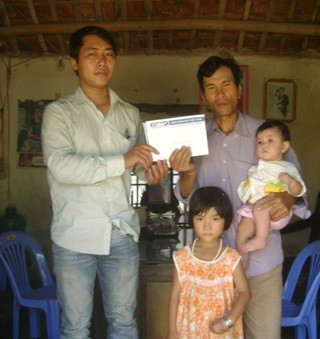 Đây là lần thứ 2 PV báo Giáo dục Việt Nam trao quà bạn đọc ủng hộ đến gia đình cháu Kiều Oanh