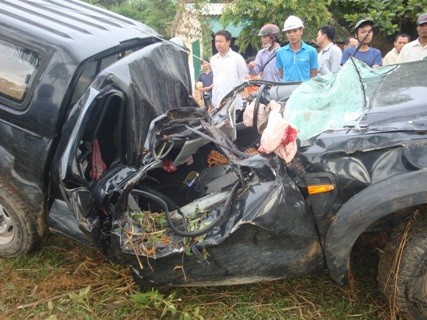 Chiếc xe bị bẹp dúm phần thân xe sau vụ tai nạn