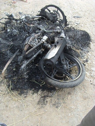 Chiếc xe máy của hai đối tượng bị người dân đốt cháy rụi
