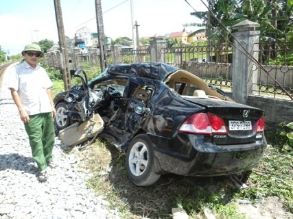 Chiếc xe nát vụn sau vụ tai nạn