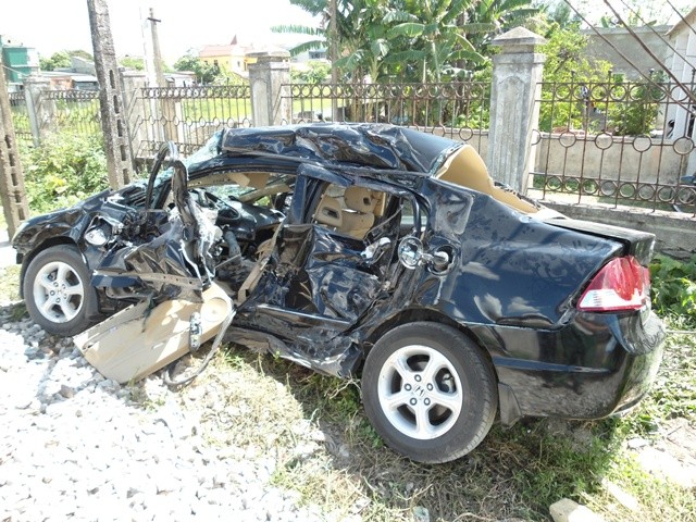 Chiếc xe con cũng bị nát vụn sau cú đâm mạnh
