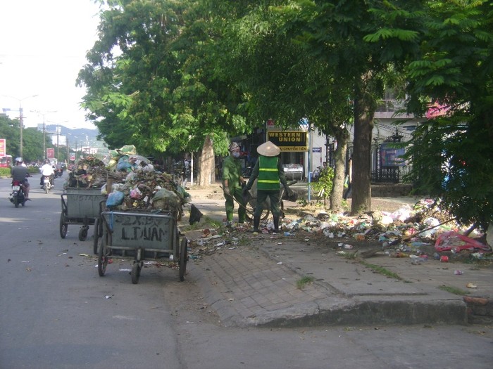 Đến ngày 4/7 người dân đã cho xe đổ rác trở lại. Công nhân môi trường đã làm việc hết công suất nhưng do lượng rác bị tồn đọng quá lớn nên đến chiều ngày 4/7, rác vẫn còn rất nhiều trong TP Vinh.