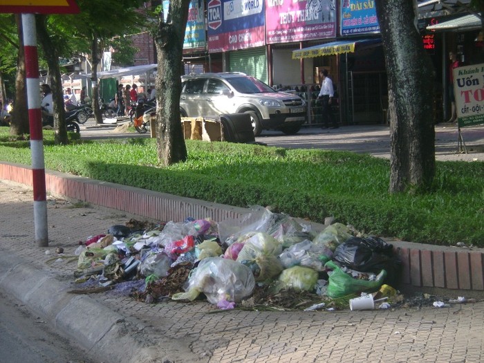 Do không có nơi để chứa rác nên người dân đã tự ý vứt cả rác lên vỉa hè