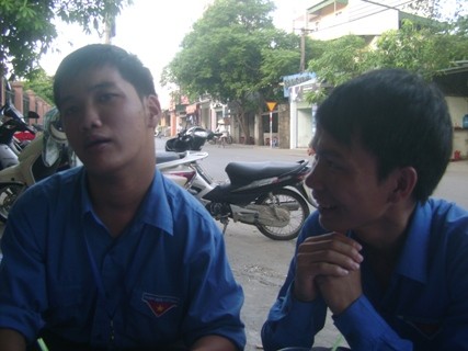 Chàng sinh viên tình nguyện khuyết tật Nguyễn Trung Thắng (phía tay phải)