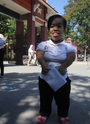 Cô bé Đặng Thị Oanh cười tươi sau khi kết thúc 3 môn thi khối D