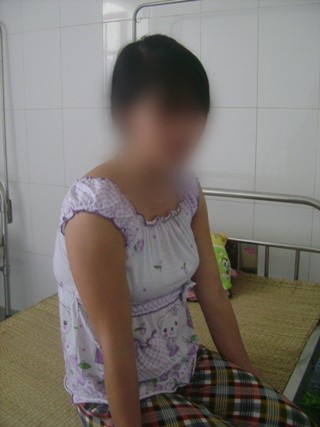 Chị Phạm Thị L bị rối loạn tâm thần do áp vong gần một năm nay, hiện đang phải điều trị tại Bệnh viện tâm thần Nghệ An