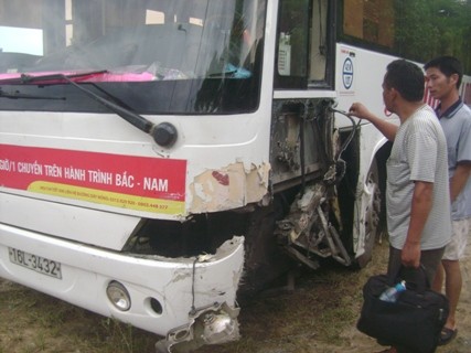 Chiếc xe khách cũng bị hư hỏng nặng phần đầu sau vụ tai nạn