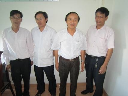 Ông Nguyễn Trân (thứ hai, từ bên phải ảnh) và 3 cán bộ Sở GTVT tỉnh Hà Tĩnh bị bắt quả tang sát phạt trên chiếu bạc