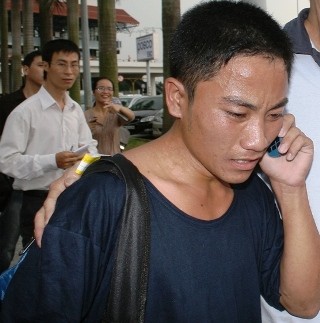 Thuyền viên Lưu Đình Sơn, người bị xem như đã chết rơi nước mắt báo tin về cho gia đình rằng, mình vẫn còn sống (ảnh chụp tại sân bay Nội Bài).