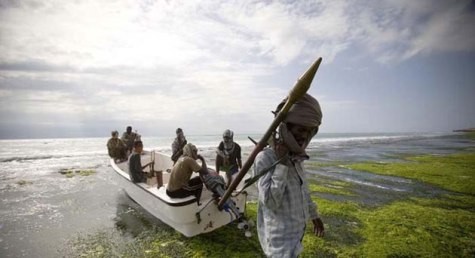 Một nhóm cướp biển Somalia được trang bị vũ khí trong đó có cả vũ khí hạng nặng (ảnh Bernews)
