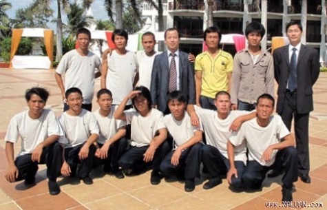 12 thuyền viên Việt Nam chụp ảnh lưu niệm tại Tanzania trước khi lên máy bay về nước (ảnh Xaluan.com)