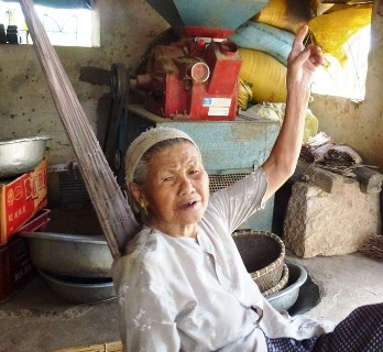 Cụ bà Lê Thị Tuyết (82 tuổi, trú tại xã Thọ Thành, huyện Yên Thành, Nghệ An), một trong những nhân chứng còn nhớ được thời điểm xảy ra vụ tự vẫn trên.