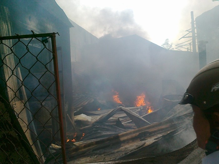 Vụ cháy xảy ra tại xưởng sản xuất xốp cách nhiệt thuỷ tinh của Công ty TNHH Thuỷ Linh, khối 14, phường Cửa Nam, TP. Vinh