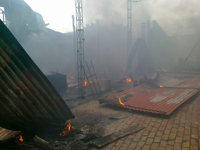 Do xưởng chứa nhiều vật liệu dễ cháy nên ngọn lửa đã bùng lên nhanh chóng.