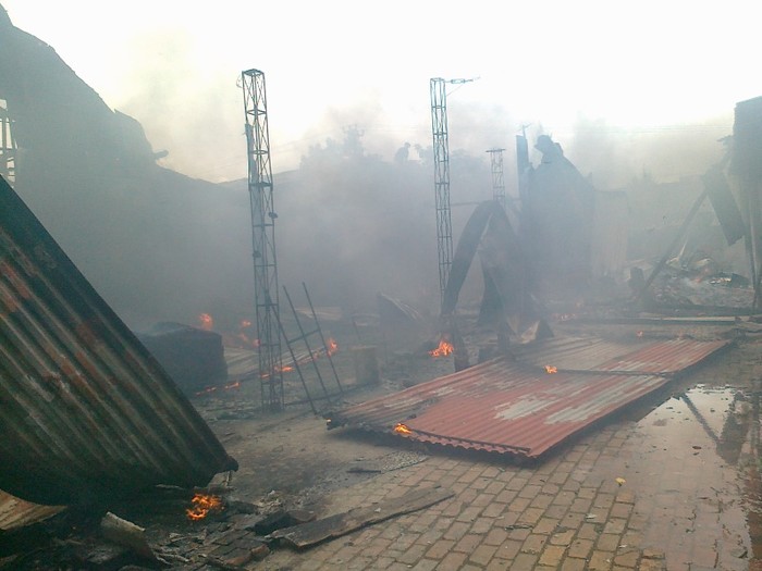 Ngọn lửa đã thiêu rụi hoàn toàn 1000 m2 nhà xưởng sán xuất.