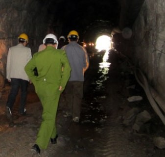 Lực lượng chức năng đang vào hiện trường vụ sập hầm để điều tra nguyên nhân vụ sập hầm thuỷ điện Nậm Pông