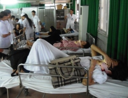 Các nạn nhân bị thương đang được cấp cứu tại Bệnh viện 115 Nghệ An.