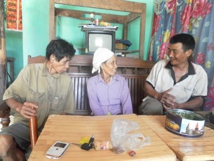 Bà con chòm xóm đến chung vui cùng gia đình Thuận.