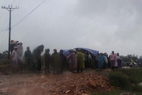 Chính quyền địa phương và hàng trăm người dân đã đội mưa để tìm thi thể học sinh xấu số