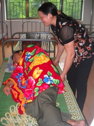 Anh Mạnh đang điều trị tại Bệnh viện đa khoa Vũ Quang sau khi bị Niên hành hung