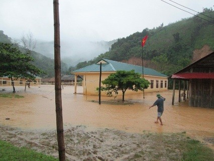 Nước lũ dâng nhanh đã nhấn chìm Trường tiểu học và Trường THCS xã Yên Tĩnh, huyện Tương Dương trong biển nước.