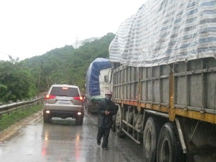 Xe cộ bị ùn tắc do tuyến Quốc lộ 7A, đoạn đi qua huyện Tương Dương bị sạt lở do mưa lớn