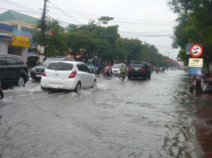 Các tuyến đường tại TP. Vinh bị ngập chìm trong nước do mưa lớn kéo dài.