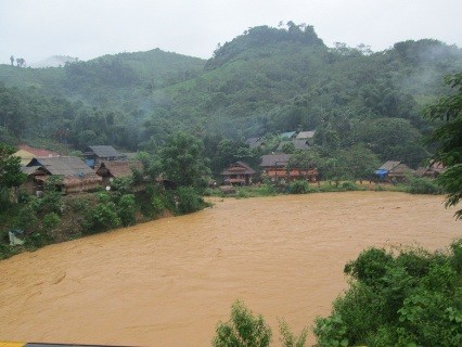 Mưa lớn nhiều ngày qua đã nhấn chìm nhiều tuyến đường và làng bản tại tỉnh Nghệ An