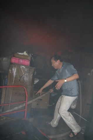 Một lãnh đạo của Siêu thị CK Plaza cũng liều mình chạy vào lửa để cứu hàng.
