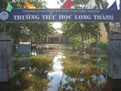 Cho đến tận ngày hôm nay (11/9) Trường tiểu học Long Thành, huyện Yên Thành, Nghệ An vẫn đang bị nước lũ bao vây