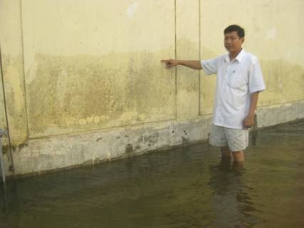 Vào thời gian đỉnh điểm ngôi trường này bị nước lũ nhấn chìm sâu đến hơn 1,5 m
