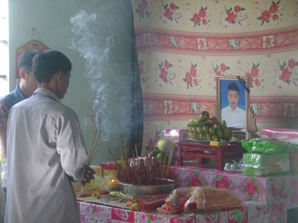 Bàn thờ của nạn nhân xáu số Đặng Quang Ngọc vừa được gia đình lập nên.