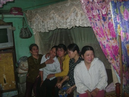 Chị Hoàng Thị Cảnh (mẹ nạn nhân Thành) và các anh em trong gia đình khóc thương vì chịu cảnh tang chồng tang.