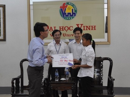 Anh Tào Đức Hiệp cũng lãnh đạo Trường ĐH Vinh trao số tiền hỗ trợ 4 năm ăn học cho em Vi Thị Tâm