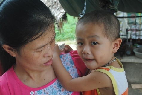 Chị Dung rơi nước mắt khi hàng ngày phải nhìn cậu con trai mới 4 tuổi của mình bị những cơn đau do căn bệnh ung thứ máu hành hạ